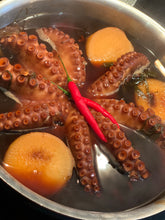 Load image into Gallery viewer, Pot with octopus and other ingredients
